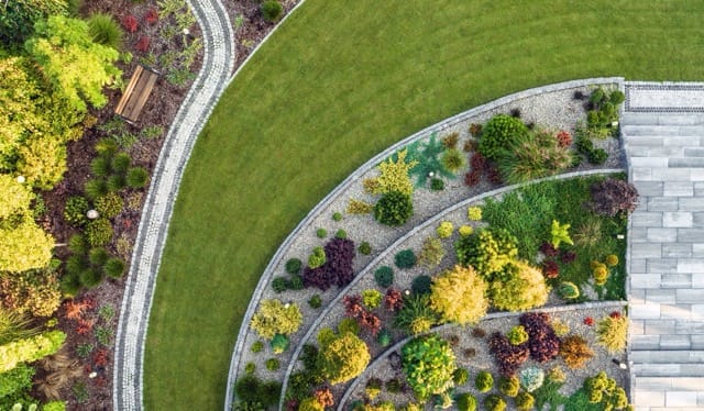 large-moden-residential-backyard-garden-aerial-vie-2026-01-08-22-35-54-utc Średni large-moden-residential-backyard-garden-aerial-vie-2026-01-08-22-35-54-utc Średni